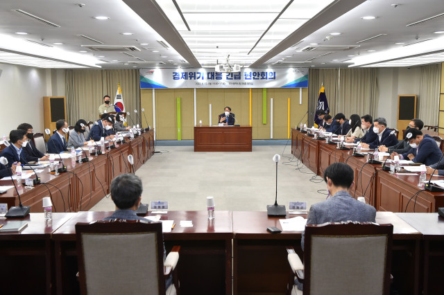 경제위기 대응 긴급 현안회의(26층 회의실) (2)